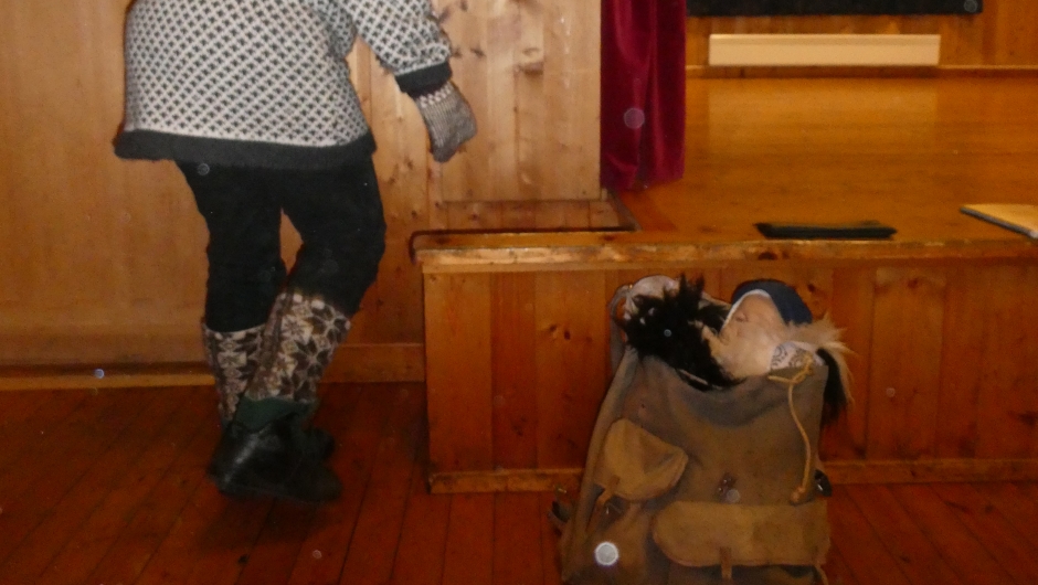 Opptrinn- Barnet som ble båret i ei teine over fjellet Opptrinn