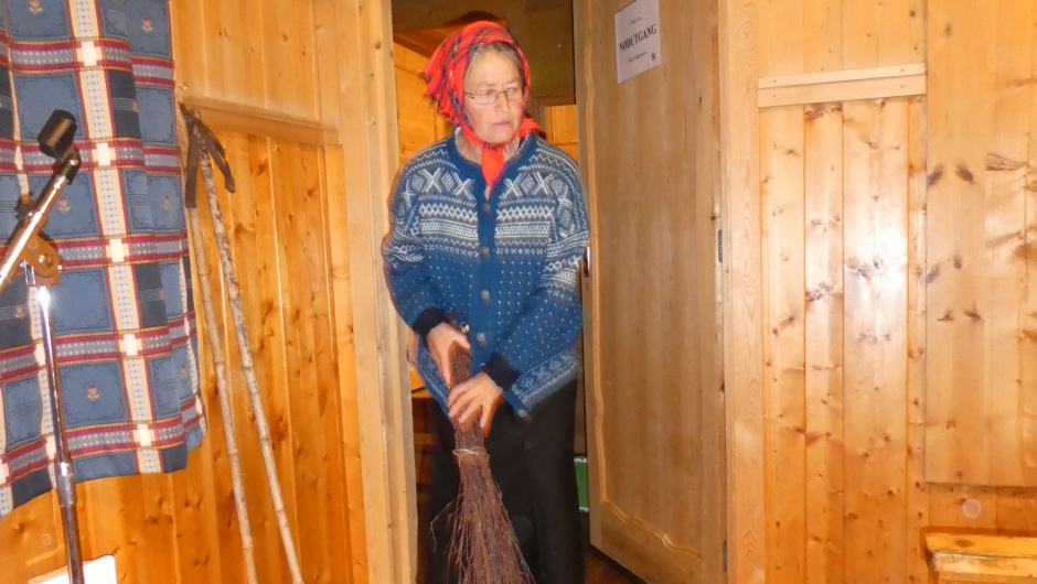 Kårkona fant barnet stående ute i ei teine og tok det inn. Kårkona fant barnet stående ute i ei teine.