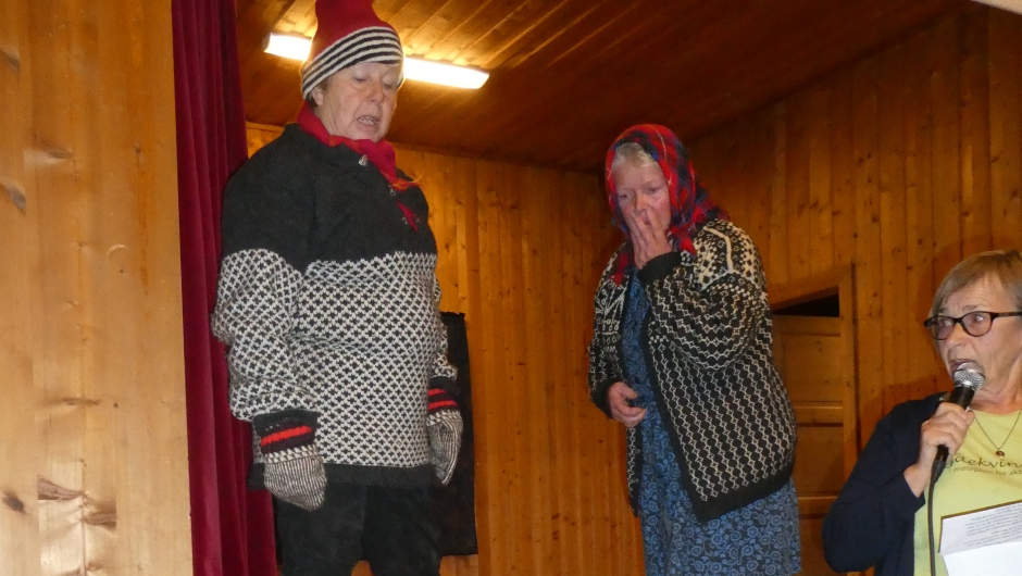 Åh, teina er tom;" ho Bergjit finn det nøkk i det fine måneskinnet..." Åh, teina er tom - " Ho Birgjit kjem etter og ho finn det nøkk, det var så sleinjut oppi bakkan. Det er fint måneskinn....