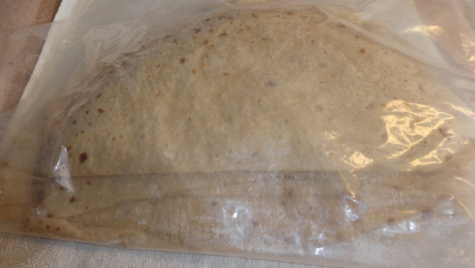 Lefsene ble lagt i plast med klede rundt. Lefsene ble lagt i plast etter steking.