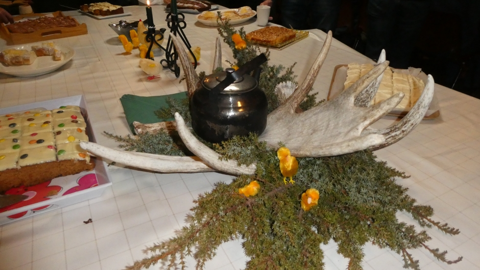 Kaker og kaffe ble servert. Kakebord