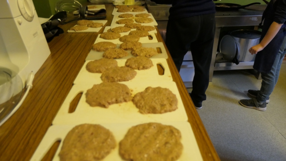 Elgkarbonader i "kø" for å bli stekt.