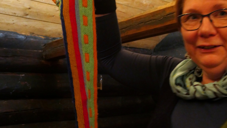 Margareth med den første sokken ho strikka på skulen