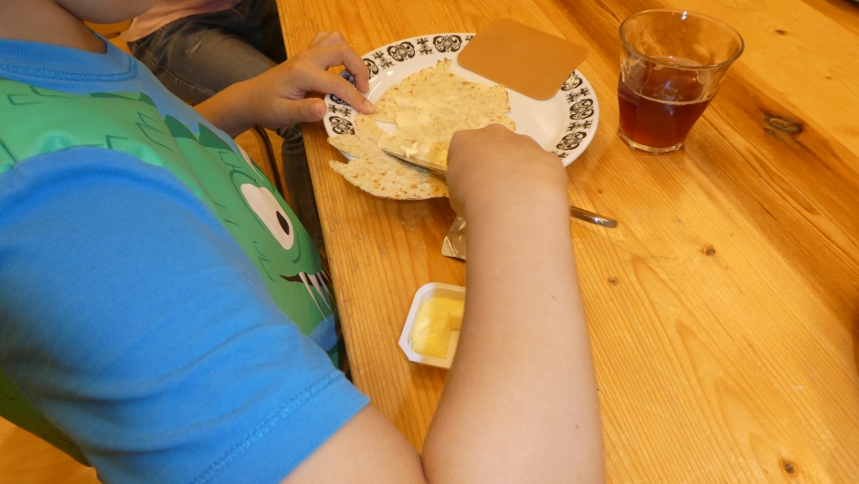 Smør og brun ost på lompa - m m m