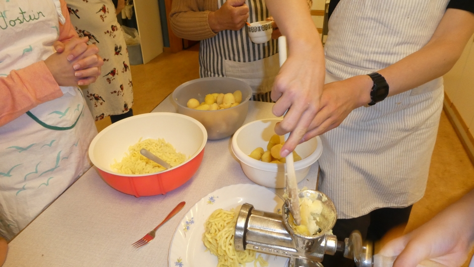 De kokte potetene ble malt på en gammel kvern.