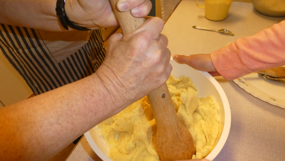 Gammelt redskap til å stampe potetene i stykker.