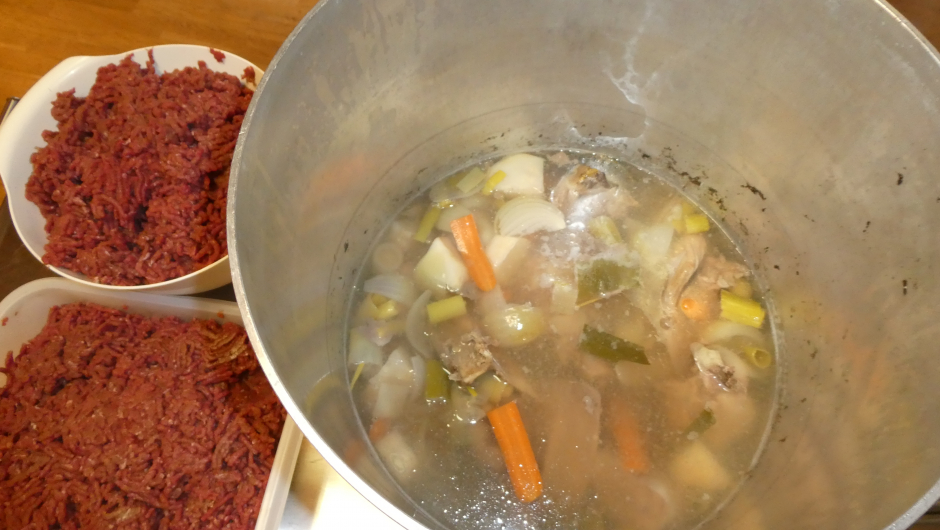 Det ble ca 8 kg kjøttdeig og 7 l kraft. Kjøttdeig og kraft.