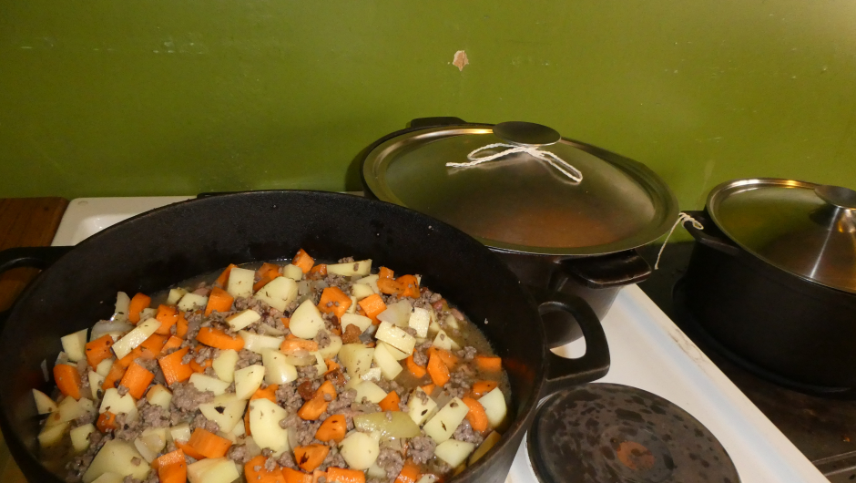 3 gryter med elghakk. Elghakk.