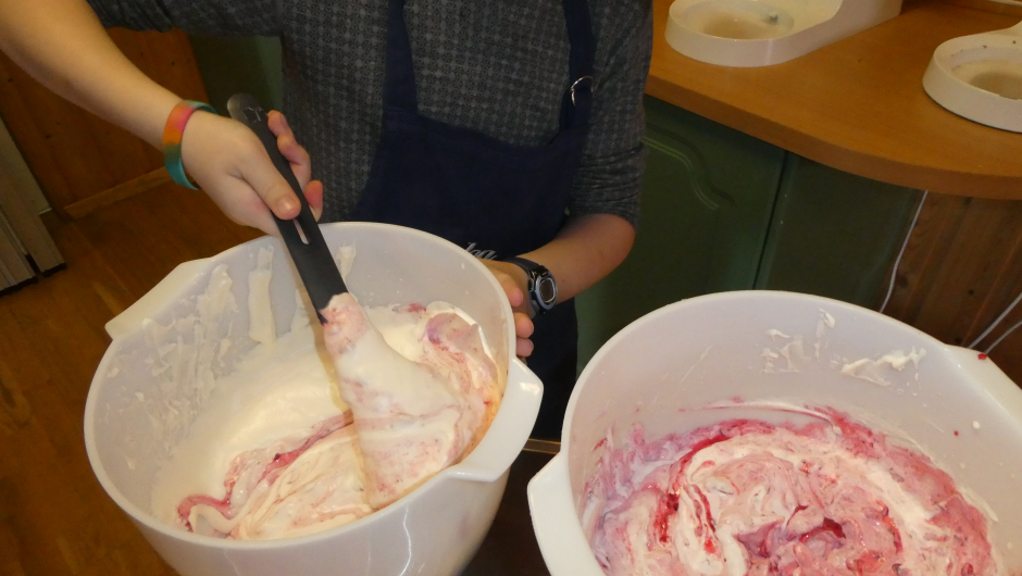 Trollkrem av rørte tyttebær og krem.