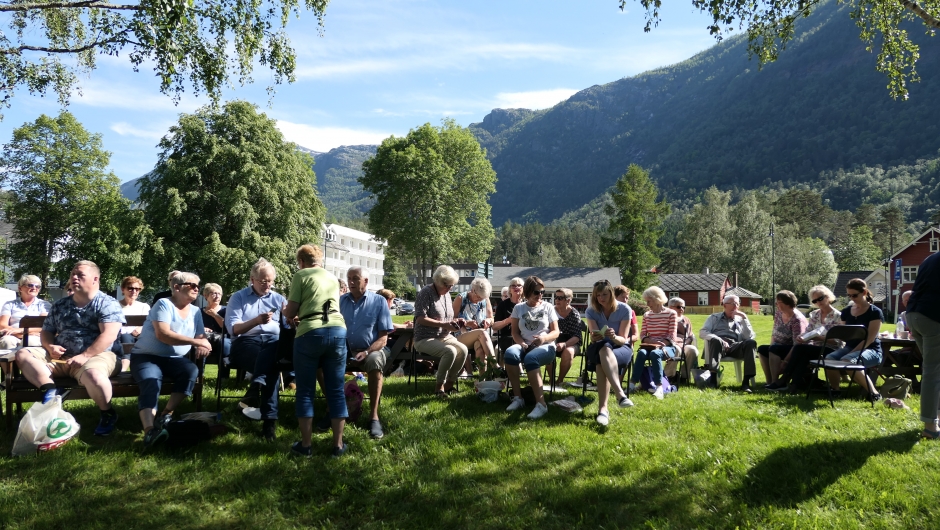 Mykje folk møtte opp på basaren i år og