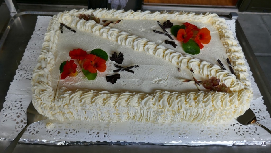 Kjøkkenet laga flott og nydeleg bløtkake !! Nam - nam ! Kjøkkenet laga flott og nydeleg bløtkake !! Nam - nam !