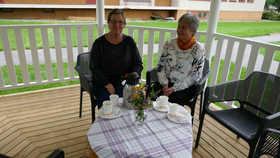 Judith og Inghild slappar av etter ein kjekk ettermiddag ! Judith og Inghild slappar av etter ein kjekk ettermiddag !