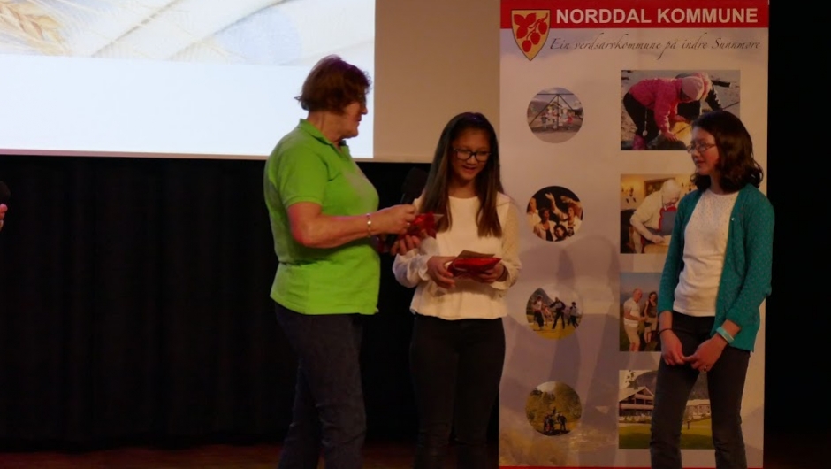 Ylva og Wiktoria fekk takk for fine innslag. Ylva og Wiktoria fekk takk for fine innslag.