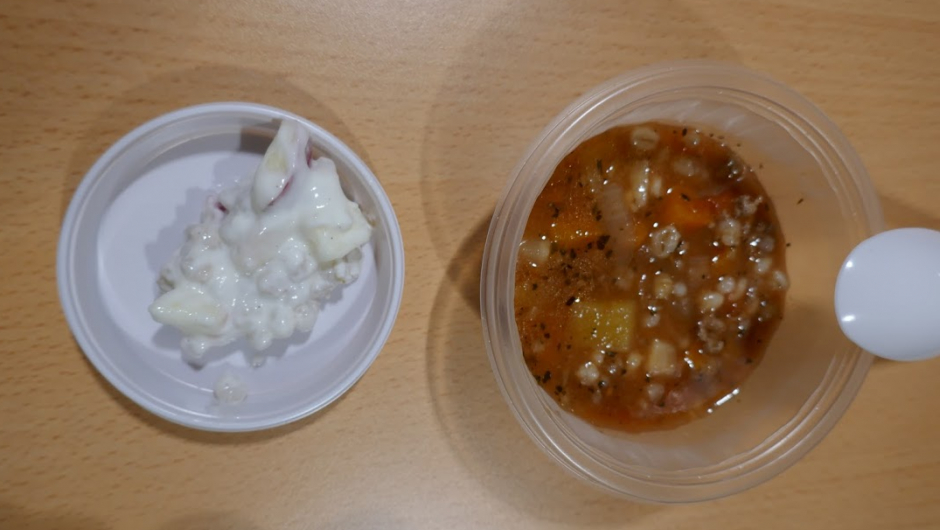 Her ser vi suppa og frokosten. Her ser vi suppa og frokosten.