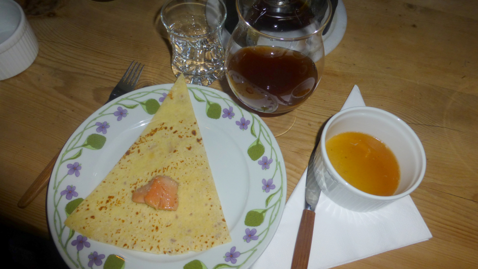 Fisken spises på lefsa som rulles sammen. Lefsa dyppes i sausen .