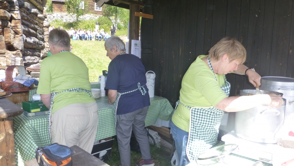 Rømmegrøten må være klar til friluftsgudstjenesten er over.