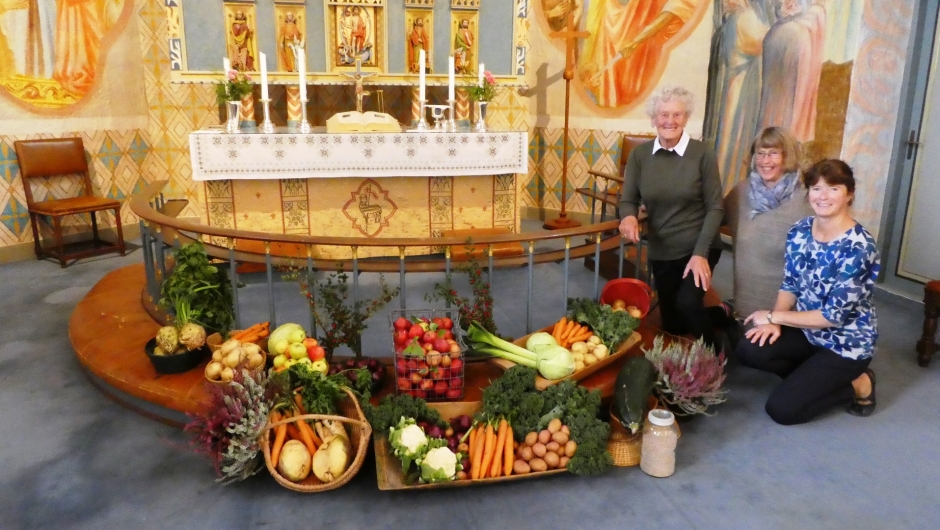 Høstakkefest-pynting i Slagen Kirke, Berit Hansen, Anne O: Fuller, Tone L. Tv Høstakkefest-pynting i Slagen Kirke, Berit Hansen, Anne O: Fuller, Tone L. Tvedten