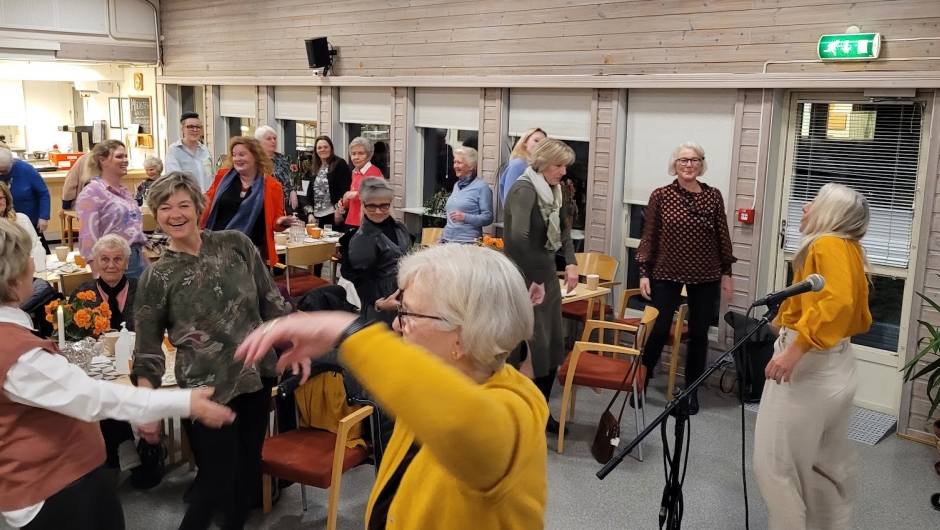 På oppfordring fra Brit avsluttet Vibeke Vigeland sitt innslag med bygdekvinnedans!