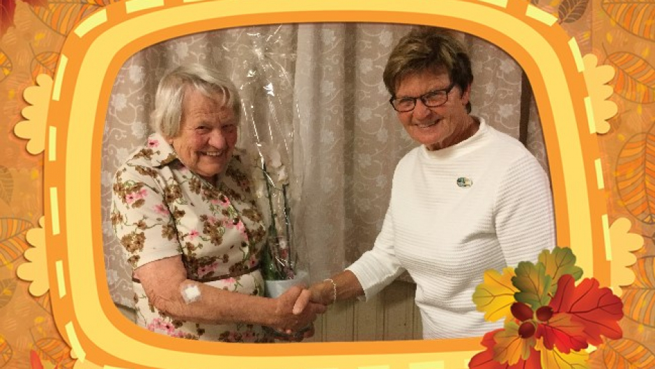 Astrid Landsverk som nylig fylte 85 år ble overrakt blomster av leder Elsa Ødegaard.