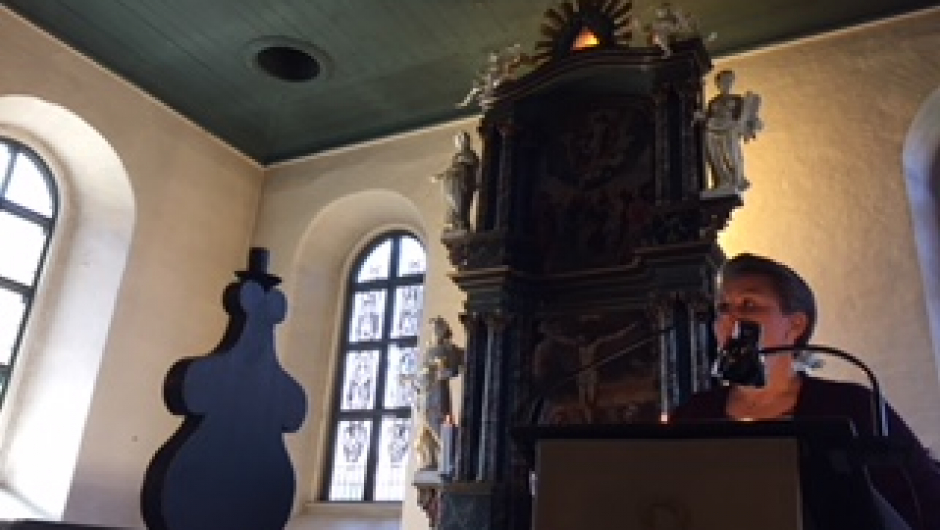 Kirketjeneren inne i kirken