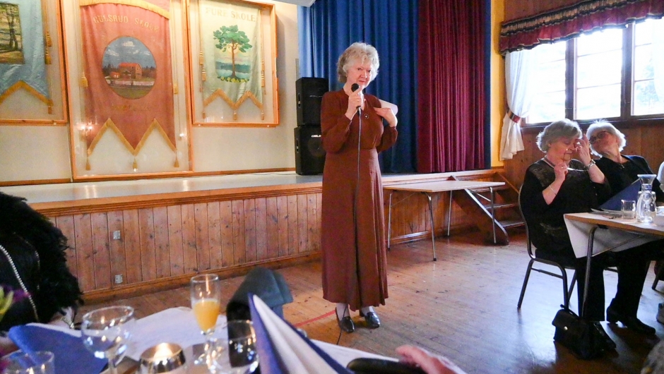 Une Backe Altern leste opp prolog. Kjolen er fra 40-tallet. Foto: Boel Kristin Støvern Opplesing av prolog iført kjole fra 40-tallet