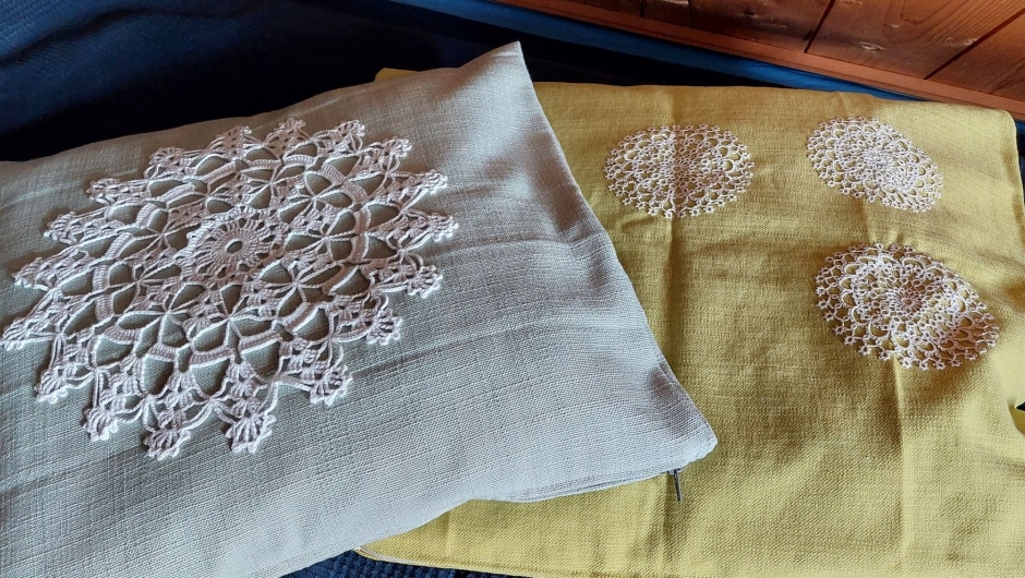 Puter med hekledukar som dekor. Foto: Magni Kristiansen Puter med dekor av hekledukar