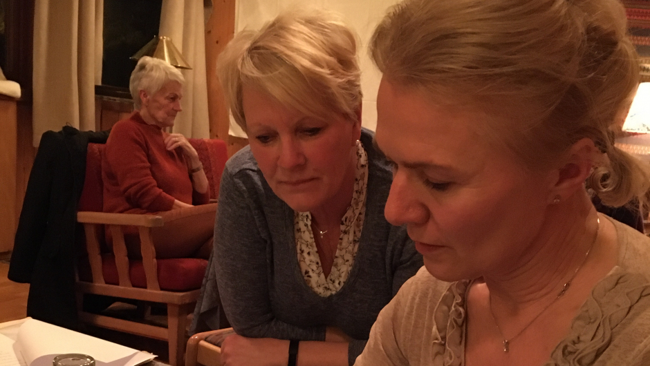 Peggy og Kristin løser quizspørsmål