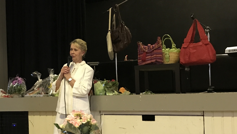 Randi fra Adelin AS presenterer klær og bijouteri