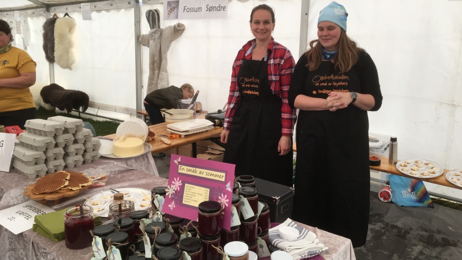 Randi og Hege selger Spydebergvaffel Randi og Hege selger Spydebergvaffel