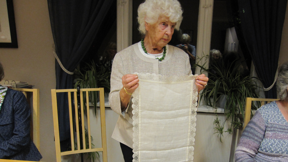 Randi viser en vakker duk Randi viser en vakker duk