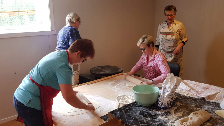 I full sving med å laga nekabrød til Vossakling foto: Liv Spilde i full sving med å laga nekabrød til Vossakling foto: Liv Spilde