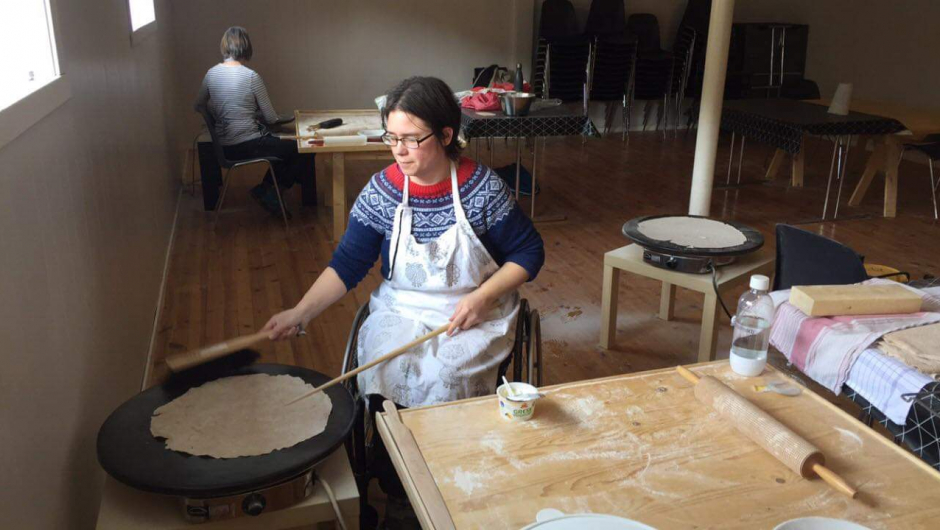 Bakeveka og flatbrødbaking. Her går det unna med steikjing på to takker. foto: Randi S. Fenne Bakeveka og flatbrødlaging. Her går det unna med steikjing på to takker. foto: Randi S. Fenne