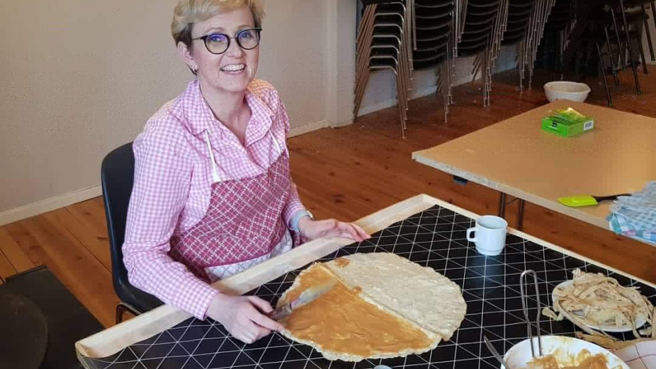 Reidun smørjar kling for første gong. foto: Liv Spilde Reidun smørjar kling for første gong foto: Liv Spilde