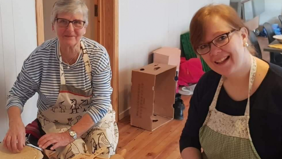 Brita lærar Oddveig kunsten å laga krotakaker foto: Liv Spilde Brita lærar Oddveig kunsten å laga krotakaker foto: Liv Spilde.