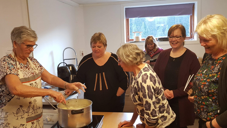 Ivrige bygdekvinner vil sjå korleis få grauten til å skyta feitt. foto: Liv Marion S.Grønås Ivrige bygdekvinner vil sjå korleis få grauten til å skyta feitt. foto: Liv Marion S.Grønås