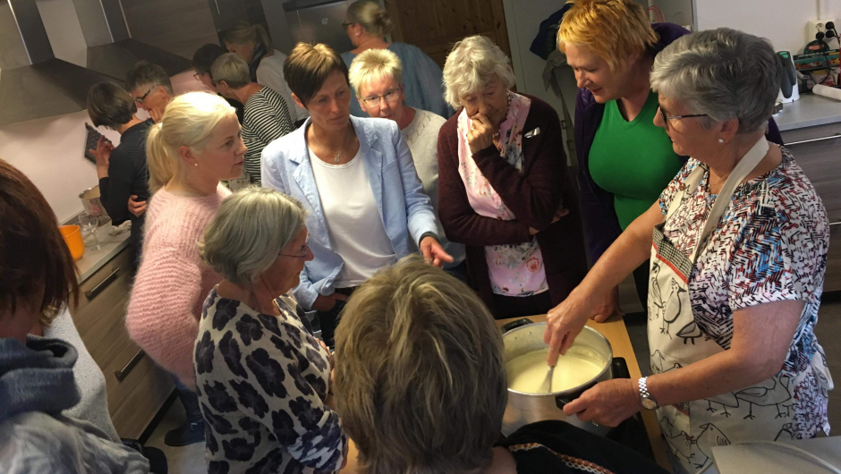 Mangen som vil læra kunsten å laga rømmegraut foto: Bjørg A.Grønås Mange som vil læra kunsten å laga rømmegraut foto: Bjørg A.Grønås