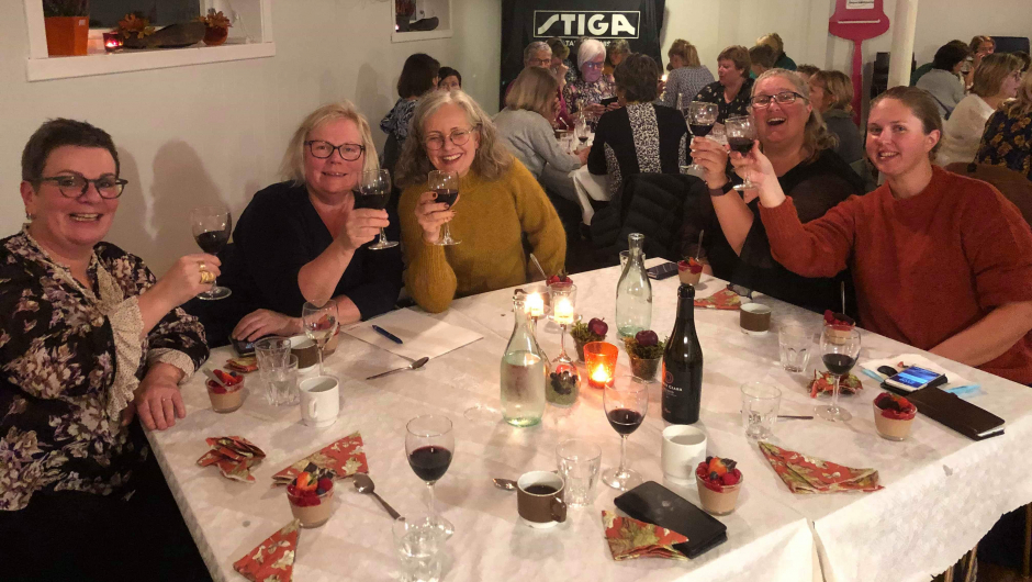 God stemning ved dette bordet og foto: Liv Spilde God stemning ved dette bordet og foto: Liv Spilde