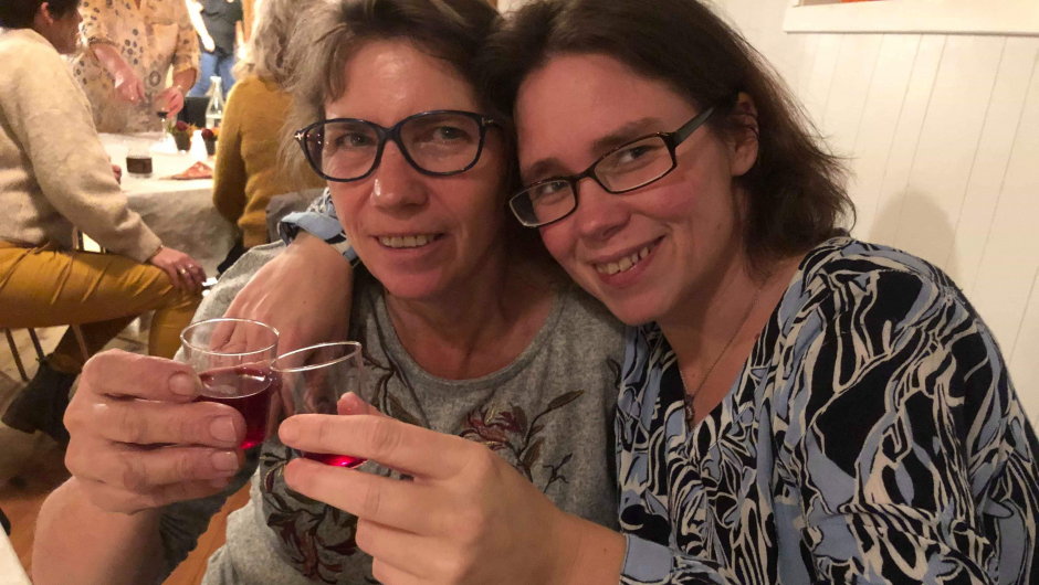 Niese og tante kosar seg med bringebærlikøren foto: Liv Spilde Niese og tante kosar seg med bringebærlikøren foto: Liv Spilde