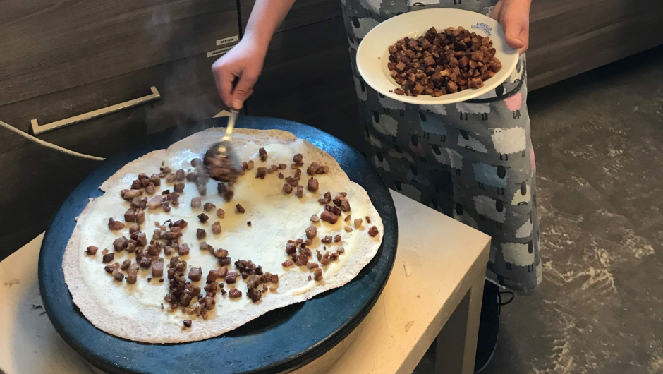 4H-gjengen lærar å laga brimlefse foto: Liv Marion S. Grønås 4H-gjengen lærar å laga brimlefse foto: Liv Marion S. Grønås