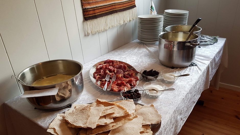 Tre ulike rømmegrautar klar til servering foto: Bjørg A.Grønås Tre ulike rømmegrautar klar til servering foto: Bjørg A.Grønås