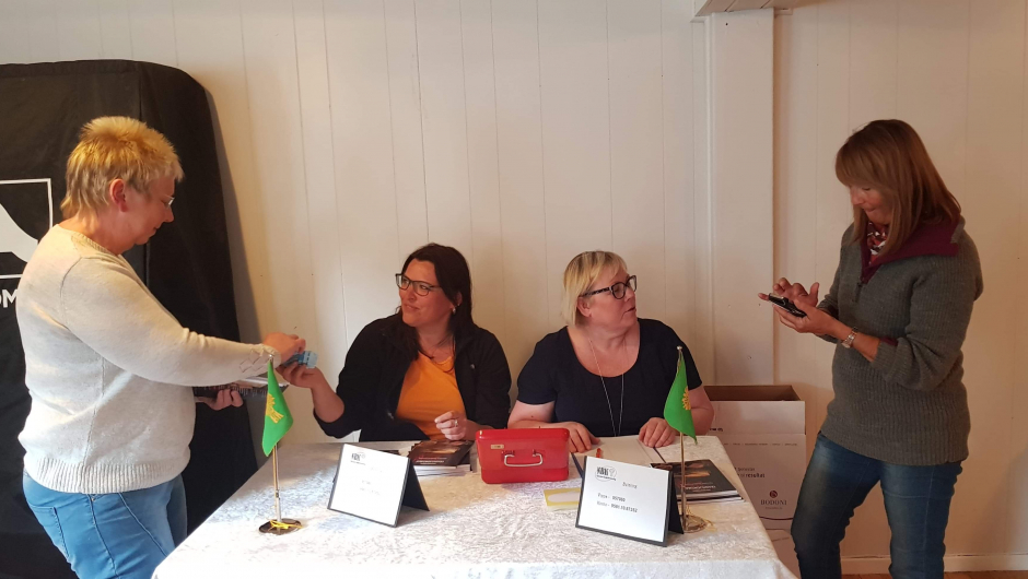 Salet gjekk unna både med Vipps og kontantar foto: Liv Marion S.Grønås Salet gjekk unna både med Vipps og kontantar foto: Liv Marion S.Grønås