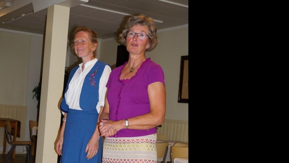 Reidun Riisehagen og Odny-Marit Struksnes i egen vevde kreasjoner