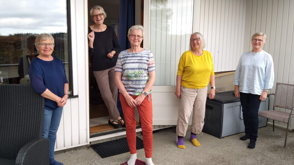Styret i Sandnes bygdekvinnelag med god korona-avstand Fra venstre: Berit Hess, Irene Egeland, bak Astrid Lund Folkvord, Kristine Edland og Målfrid Takle Folkvord