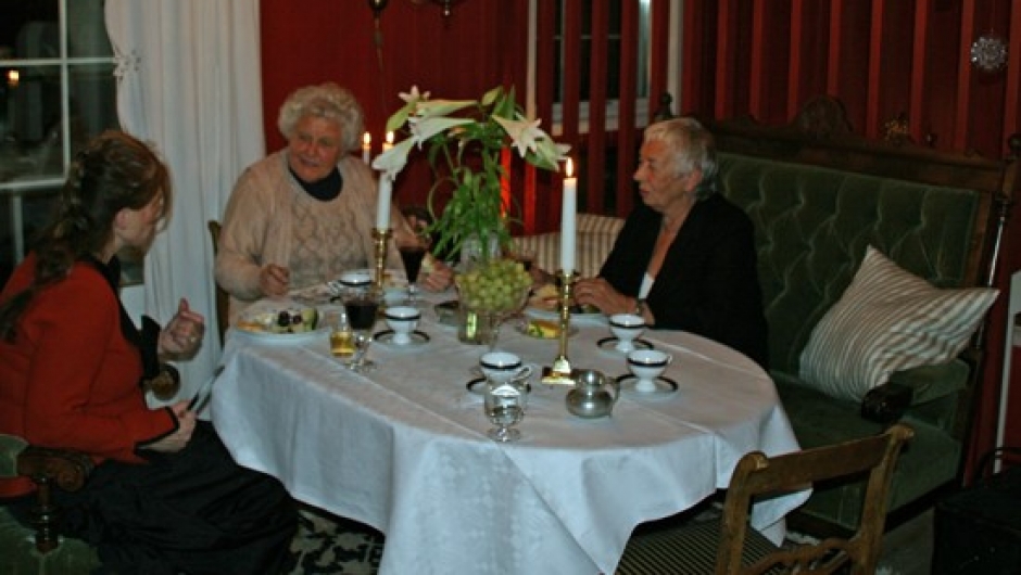 Inger Åse, Hanna-Marie og Hane rundt bordet