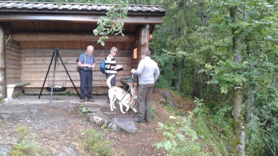 Bålplassen med 4 av deltakerne.