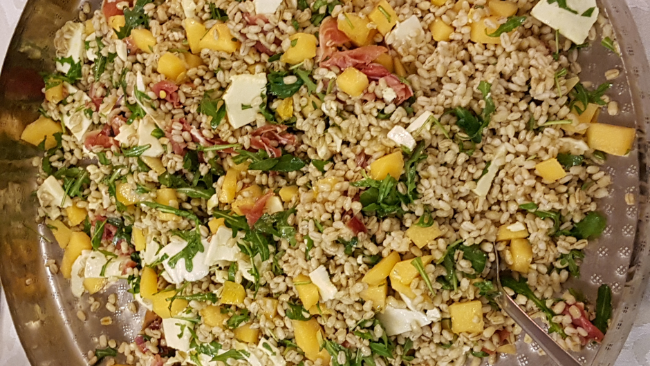 Deilig salat basert på bygg, spekeskinke, ost og melon