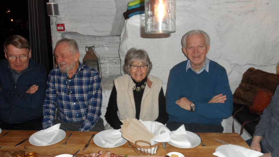 Flere gjester som hygger seg med spekemat og øl!