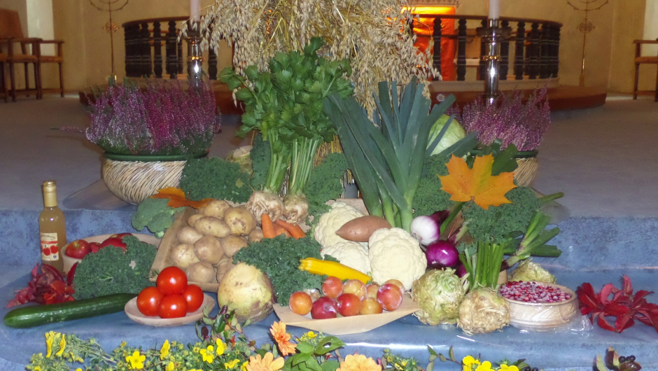 Pyntet til Høsttakkegudstjeneste i Ullensaker kirke Pyntet til Høsttakkegudstjeneste i Ullensaker kirke
