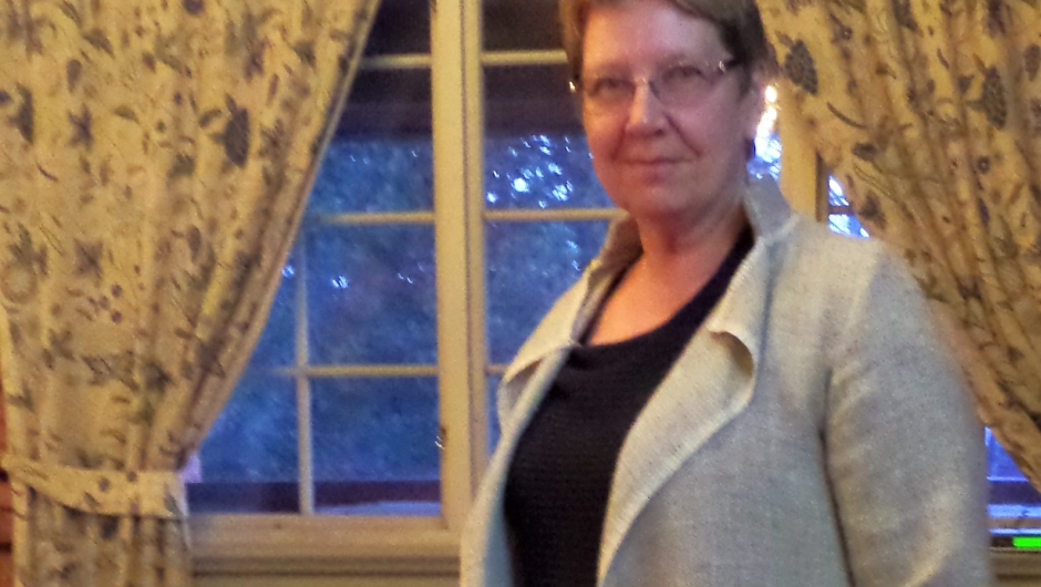 Marit Lund i frakk av vevd ull