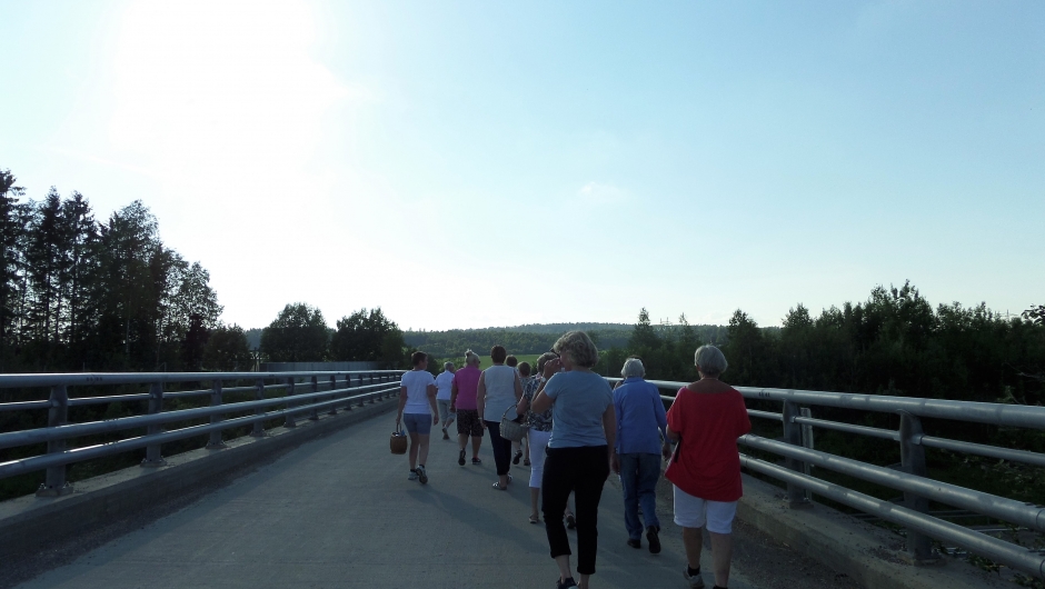 Pikene går over broen